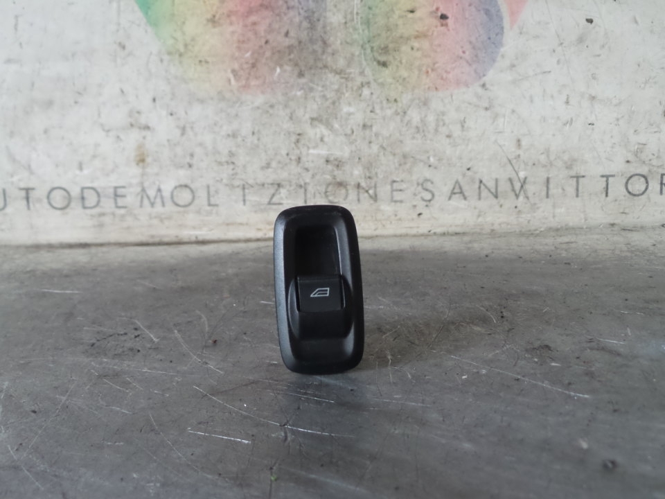 INTERRUTTORE ALZACRISTALLI PORTA POS DX. FORD FIESTA (CB1) (09/08>)