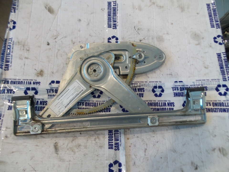 ALZACRISTALLO ELETTR. PORTA POST. DX. FORD KUGA (CBV) (04/08>)